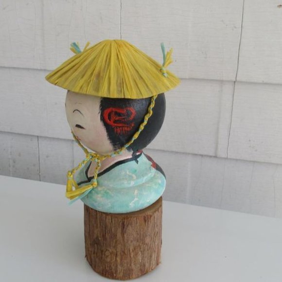 Kokeshi doll with yellow hat - Picture 2 of 6